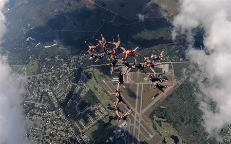 Skydive Sebastian: Naked Skydivers Break。